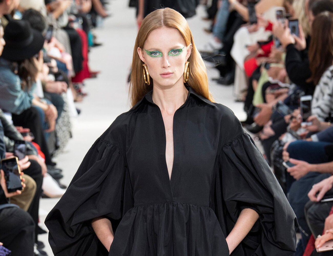 الألوان الداكنة تتصدر إطلالات العمل النسائية لخريف وشتاء 2024-2025