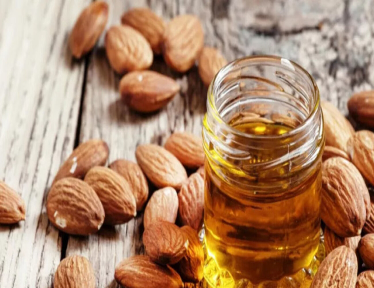 زيت اللوز الحلو: فوائد واستخدامات متعددة للعناية بالبشرة والشعر