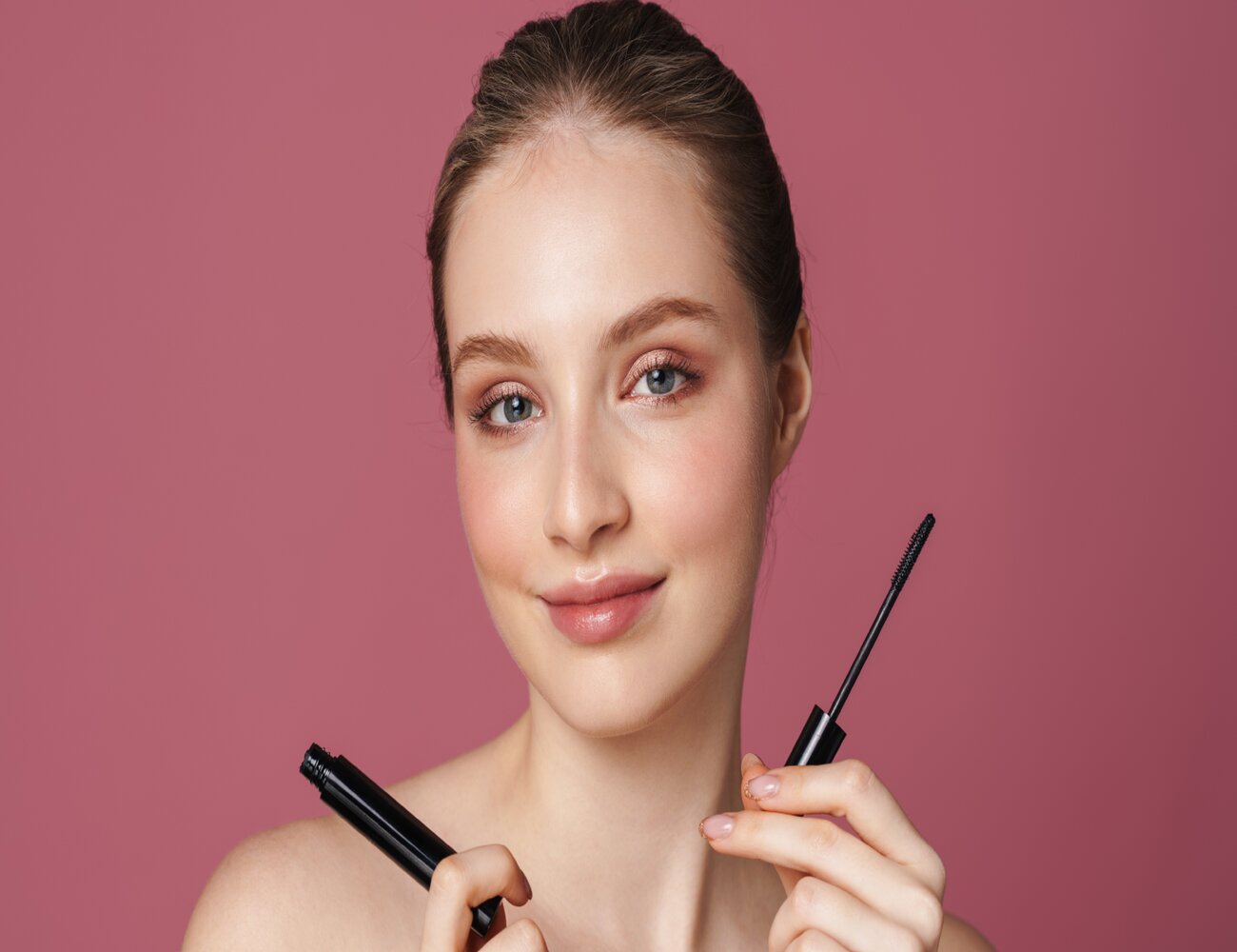 الماسكارا السوداء تحتفظ بسحرها رغم تنوع الألوان