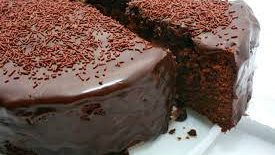 طريقة عمل كيكة الشوكولاتة الهشة وصوص الشوكولاتة بخطوات بسيطة