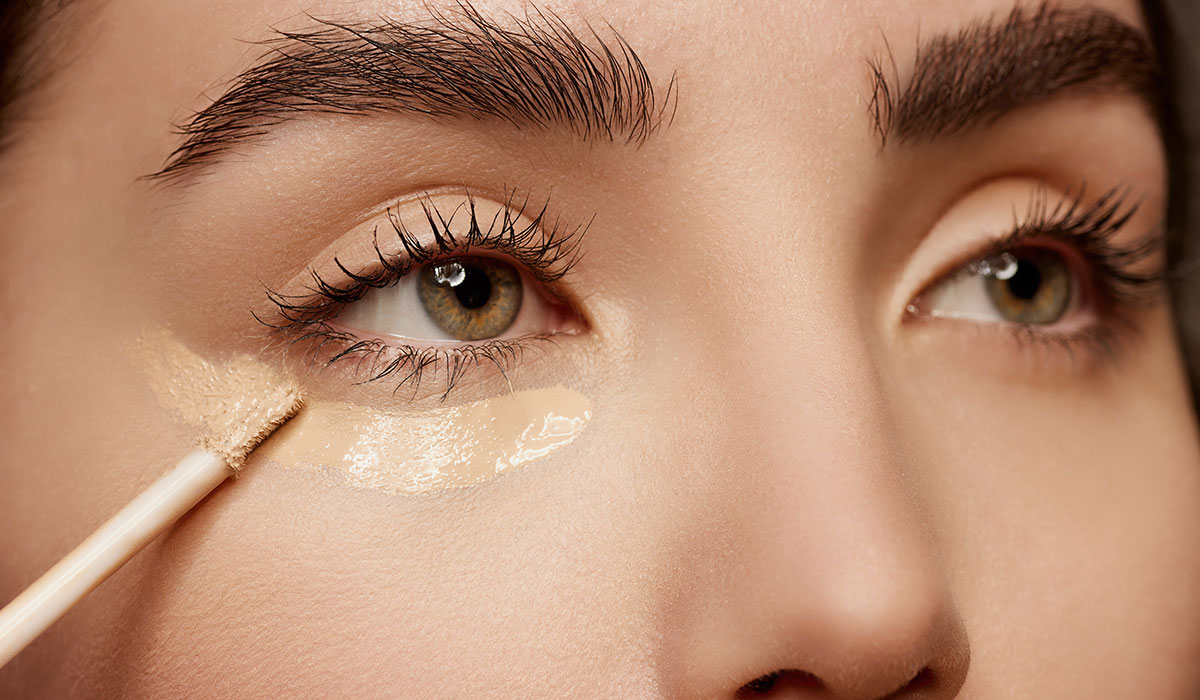 الهالات السوداء تحت العينين.. كيف تختارين الكونسيلر المناسب لتغطية مثالية؟