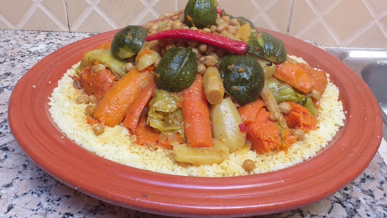 الكوسكوس المغربي باللحم.. نكهة تراثية تجمع الطعم الأصيل بالقيمة الغذائية