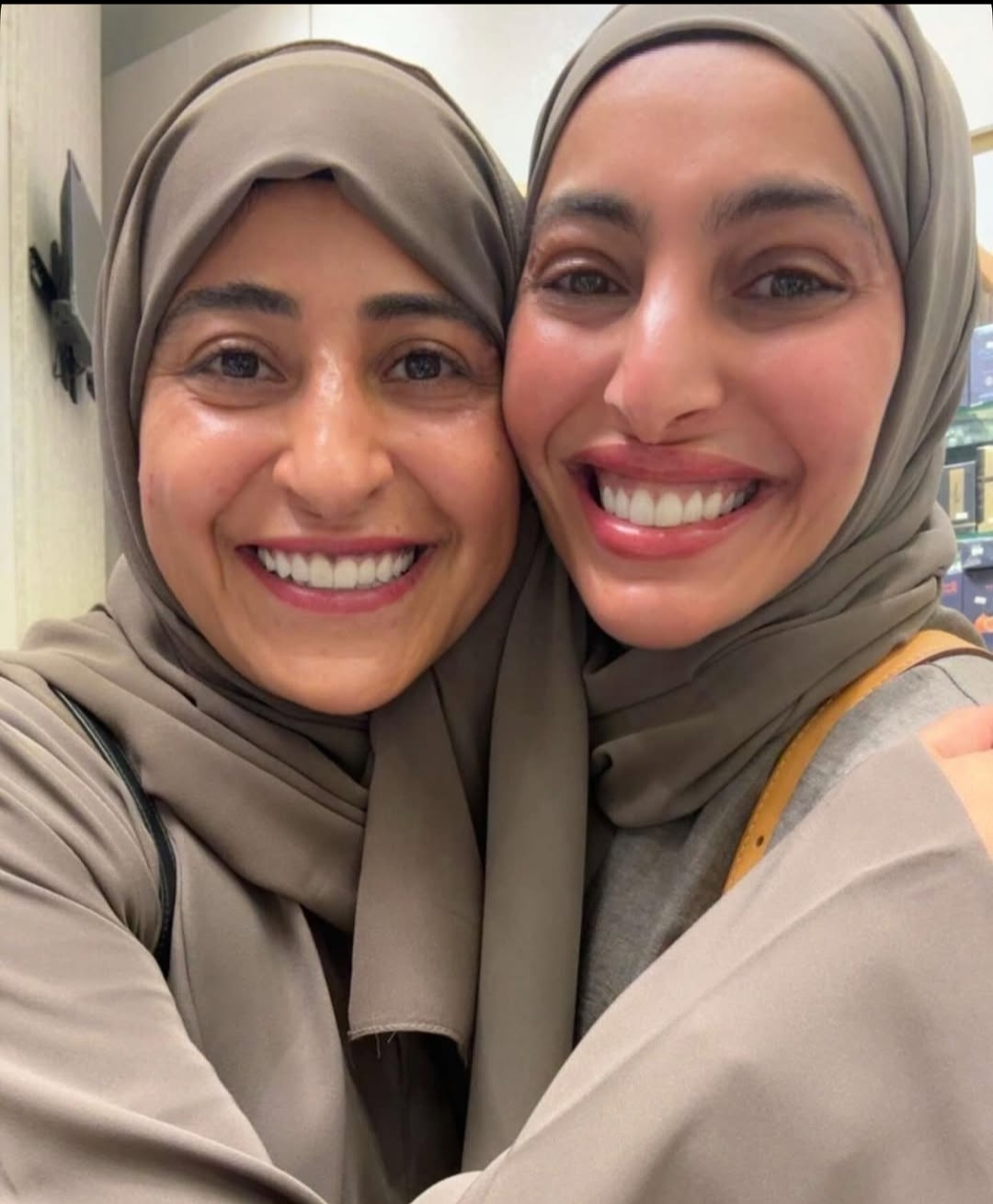 شجون الهاجري تؤدي العمرة برفقة فاطمة الصفي متخطية أزمتها الصحية والنفسية