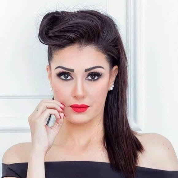 غادة عبد الرازق تظهر بكرسي متحرك خلال تواجدها في الساحل الشمالي إثر تعرضها لإصابة