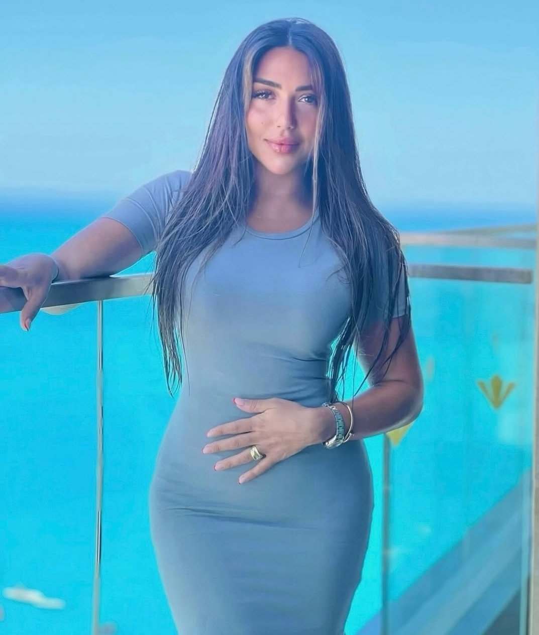 سارة سلامة تثير الجدل في آخر ظهورها من شرفة عالية على البحر