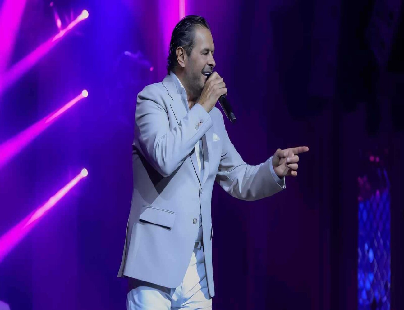 مصطفى كامل غاضب على الهواء: "هو إحنا هنعمل مهرجان بوس وأحضان؟"