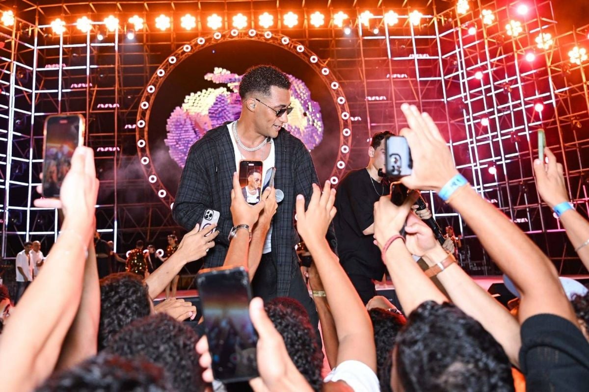 محمد رمضان يُشعل الساحل الشمالي ويثير الجدل بتصريحات طريفة وموقف محرج على المسرح