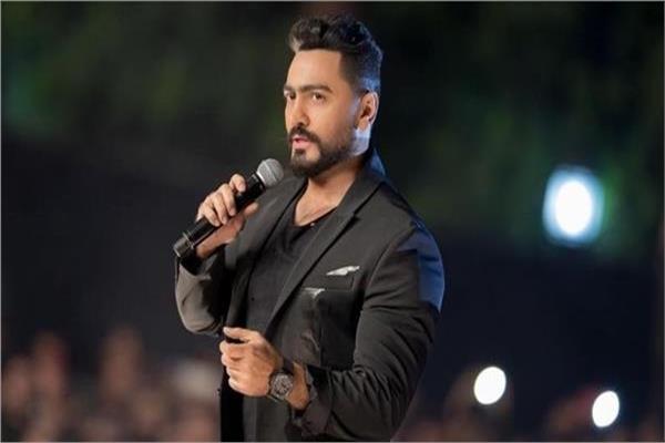 معجبة تقتحم مسرح تامر حسني في الساحل الشمالي وتضعه في موقف محرج