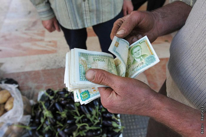 الليرة السورية على حافة الانهيار وسط زيادة الرواتب وغياب الإنتاج