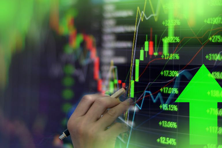 سجّل مؤشر فوتسي 100 للأسهم البريطانية الكبرى ارتفاعًا طفيفًا في مستهل تعاملات اليوم الجمعة، بنسبة بلغت 0.26%، مدعومًا بقرار بنك إنجلترا المركزي بخفض سعر الفائدة إلى 4%، في خطوة تهدف لتحفيز الاقتصاد وسط مؤشرات على تباطؤ النمو.  ووفقًا لما نقلته صحيفة الغارديان البريطانية، جاءت أسهم شركة JD Sports في صدارة الرابحين، بارتفاع قدره 2.2%، تلتها أسهم شركة التعدين غلينكور التي ارتفعت بنسبة 1.9%، بعد إعلانها هذا الأسبوع الإبقاء على إدراجها الرئيسي في بورصة لندن، وتخليها عن أي خطط محتملة للانتقال إلى بورصة نيويورك.  