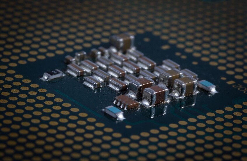 الولايات المتحدة تزرع أجهزة تتبع في شحنات رقائق يُشتبه بتهريبها إلى الصين