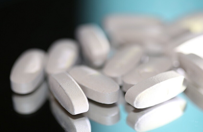 المسكنات اليومية تحت المجهر.. كيف تسهم في مقاومة مضادات الحيوية