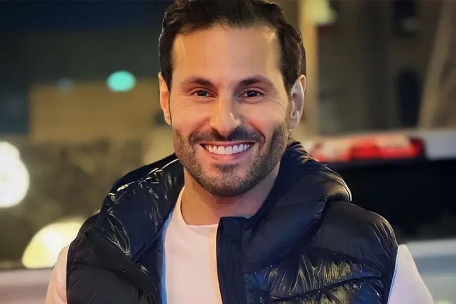 الفنان الكويتي علي كاكولي يثير القلق بوعكة صحية مفاجئة على الهواء