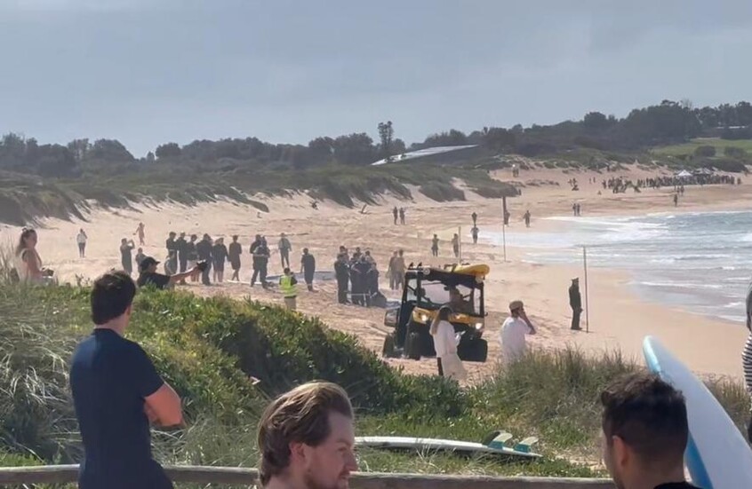 وقع حادث مروع على شاطئ لونج ريف في مدينة سيدني الأسترالية، حيث لقي رجل مصرعه بعد تعرضه لهجوم سمكة قرش. الحادث وقع بعد الساعة العاشرة صباحًا بالتوقيت المحلي، مما استدعى إغلاق عدد من الشواطئ في المنطقة احترازيًا. بعد الهجوم، تم انتشال الضحية من المياه ونقله إلى الشاطئ، لكن الإصابات كانت بالغة لدرجة أنه فارق الحياة في الموقع. لم تعلن السلطات بعد عن هوية الضحية أو نوع سمكة القرش التي نفذت الهجوم، وتجري التحقيقات حاليًا لتحديد تفاصيل الحادثة.