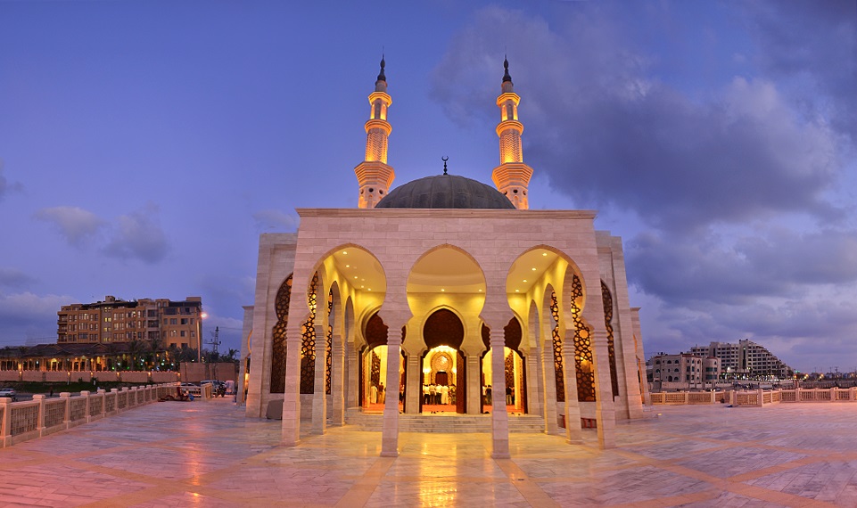 احتجاز سائحين روسيين في إسطنبول بعد تبادلهما القبلات في مسجد