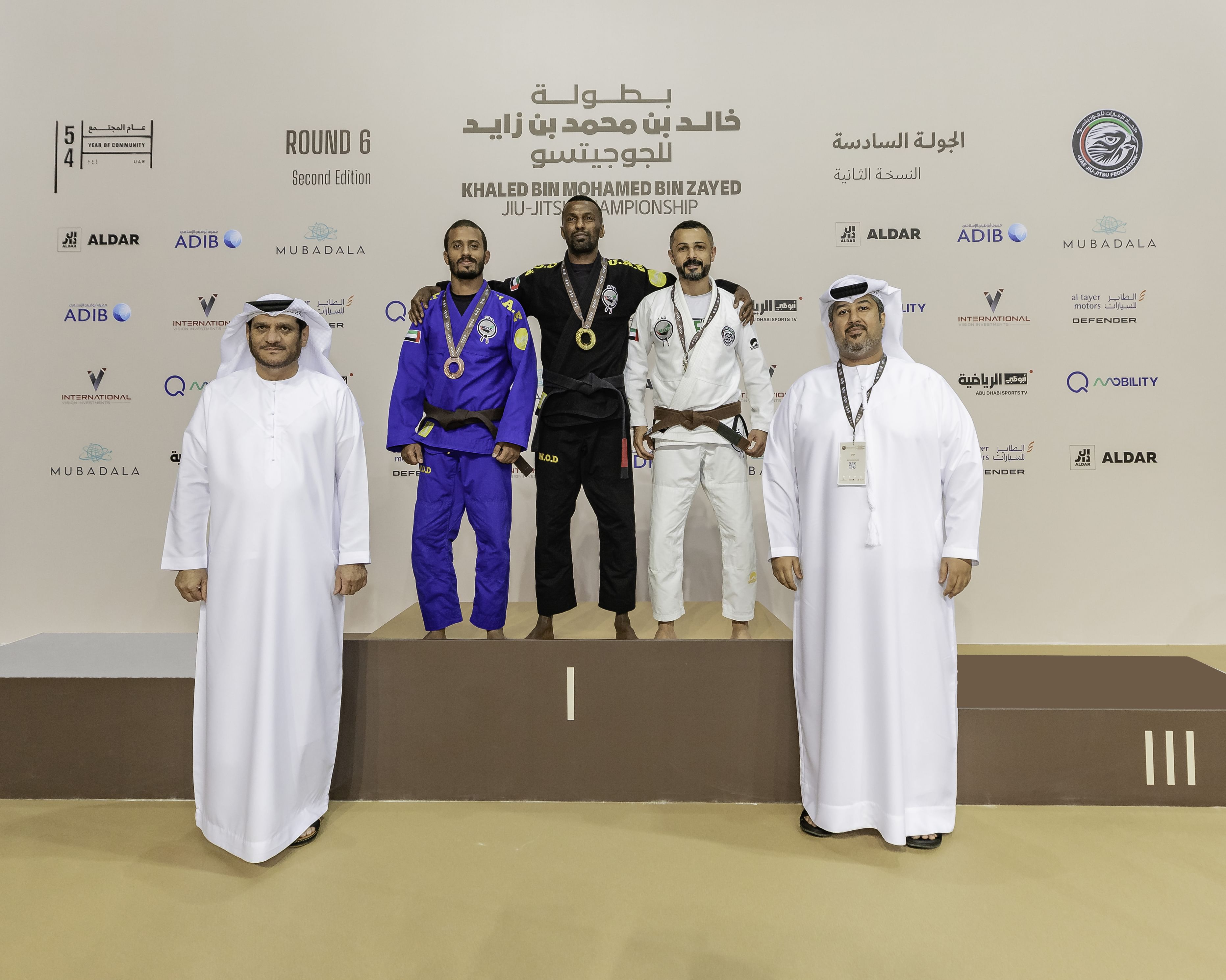 بني ياس يتصدر الجولة