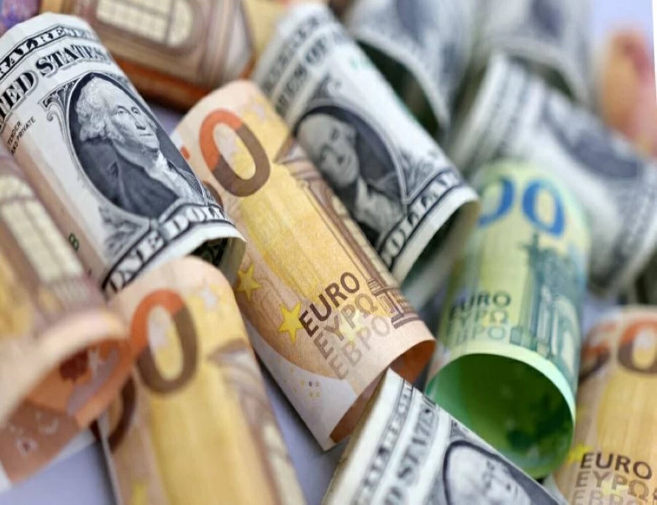 الدولار يرتفع أمام الين والين يتأثر بالتحولات السياسية في اليابان  شهد الدولار الأميركي ارتفاعاً طفيفاً أمام الين الياباني، الاثنين، مع تركيز المستثمرين على التطورات السياسية في اليابان ومنطقة اليورو، وسط استمرار المخاوف من المخاطر الائتمانية في الولايات المتحدة.  وتراجع الين بعدما اقتربت سناء تاكايشي، السياسية المحافظة، من أن تصبح أول امرأة تتولى رئاسة الوزراء في اليابان بعد تصويت برلماني حاسم، ما أثار قلق المستثمرين بشأن احتمال زيادة الإنفاق المالي وتأثيره على العملة المحلية. وسجل الدولار ارتفاعاً بنسبة 0
