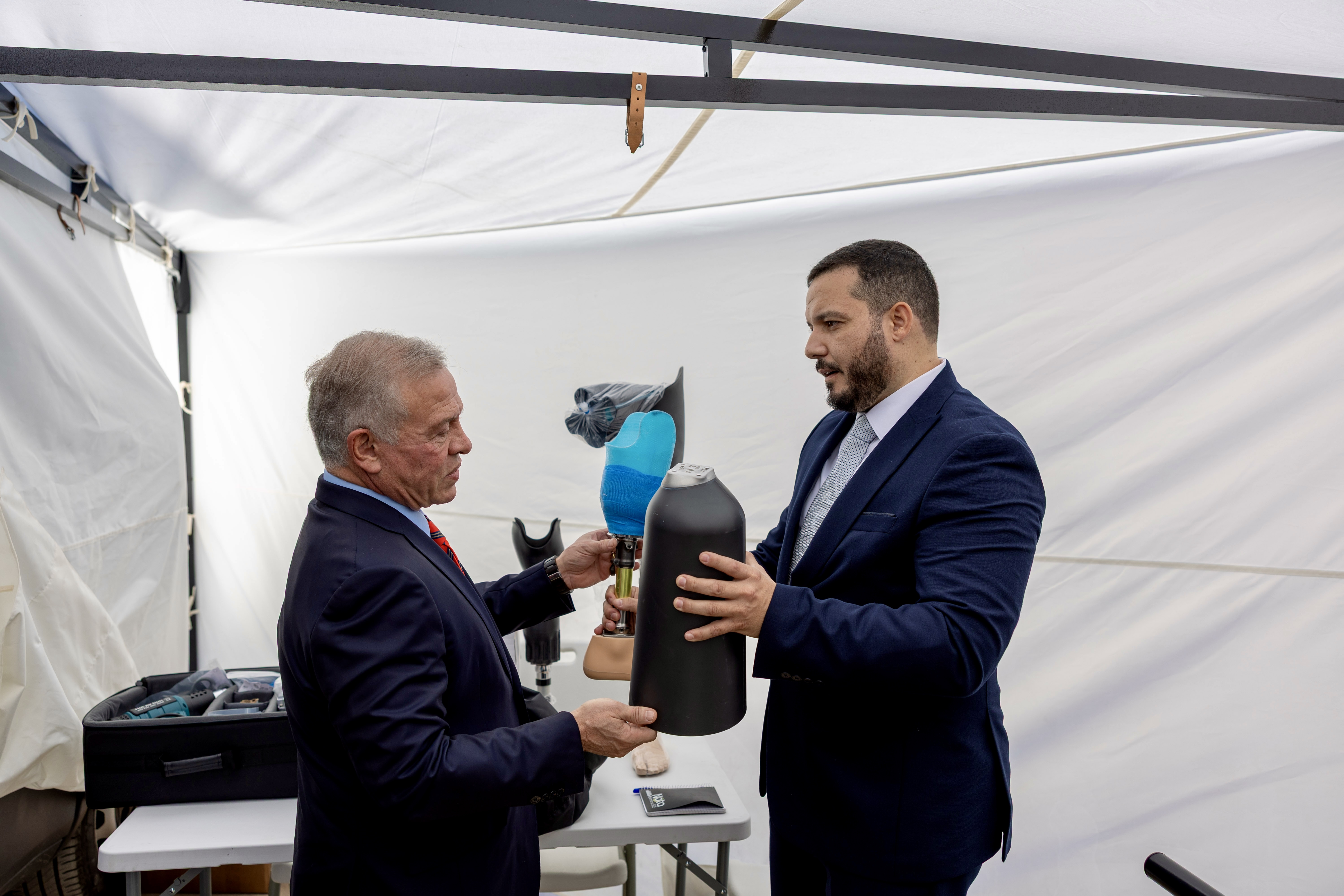 الملك عبدالله الثاني يطلع على وحدات دعم مبتوري الأطراف المتنقلة الأردنية