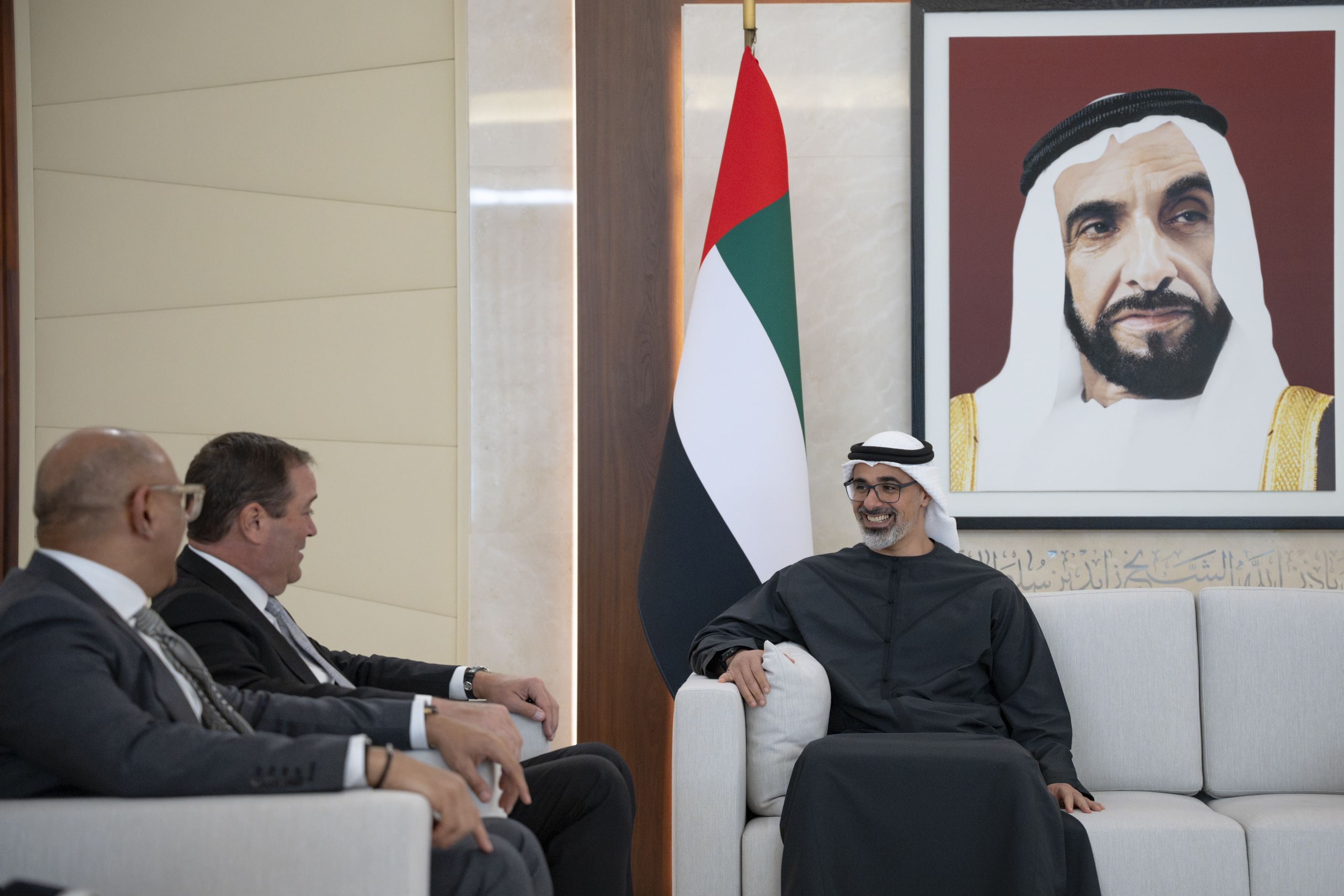 خالد بن محمد بن زايد يبحث مع رئيس "سيسكو" تعزيز التحول الرقمي في أبوظبي