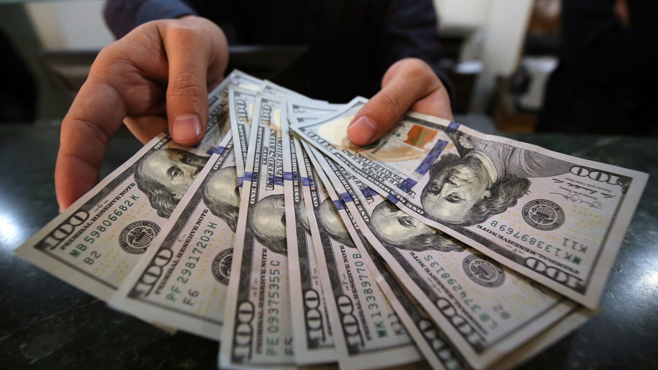 استقرار الدولار مقابل الليرة السورية وسط ترقّب اقتصادي واسع