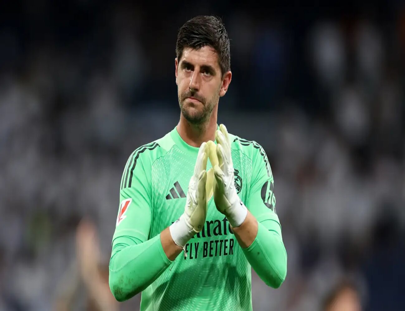 العنوان: كورتوا ينقذ ريال مدريد في اللحظات الأخيرة ويمنحه صدارة الدوري الإسباني قبل الكلاسيكو  نص الخبر: انتزع ريال مدريد فوزاً ثميناً من خيتافي بهدف دون رد في مباراة مثيرة أقيمت على ملعب "كوليسيوم ألفونسو بيريز"، ليحافظ على صدارته للدوري الإسباني، قبل أسبوع من المواجهة المنتظرة أمام برشلونة في الكلاسيكو. وجاء الانتصار بعد تألق الحارس البلجيكي تيبو كورتوا الذي تصدى لانفراد خطير في الدقيقة الأخيرة، مانعاً أصحاب الأرض من إدراك التعادل رغم لعبهم بتسعة لاعبين.  اللقطة الحاسمة التي أنقذت الفريق الملكي شهدت توترا