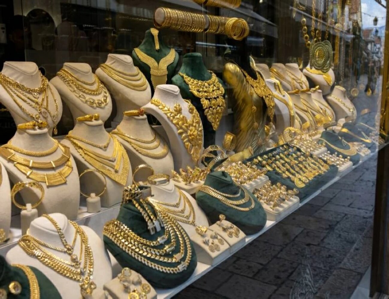 استقرار أسعار الذهب في الإمارات رغم ارتفاعه عالمياً