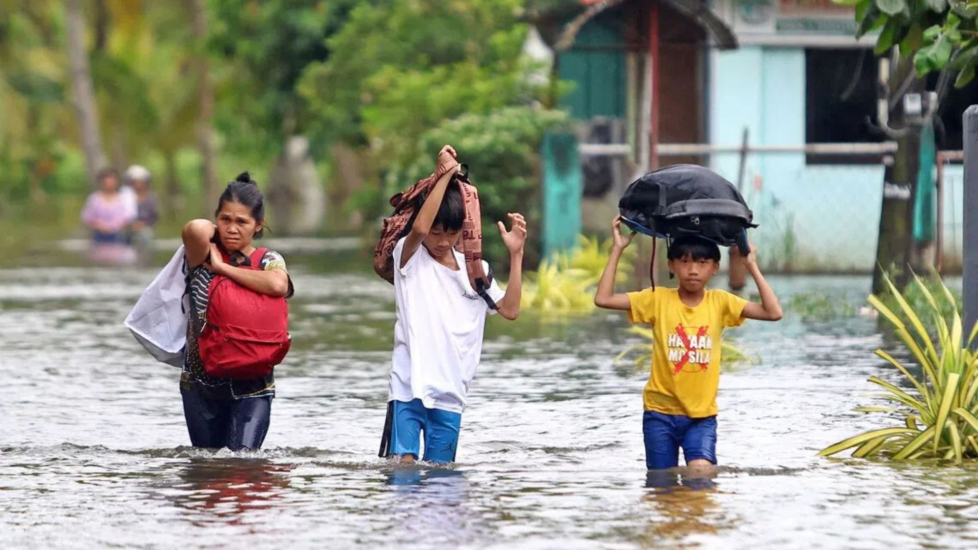 الفلبين تُخلي أكثر من 100 ألف شخص تحسباً لإعصار "فونج وونج" المدمر