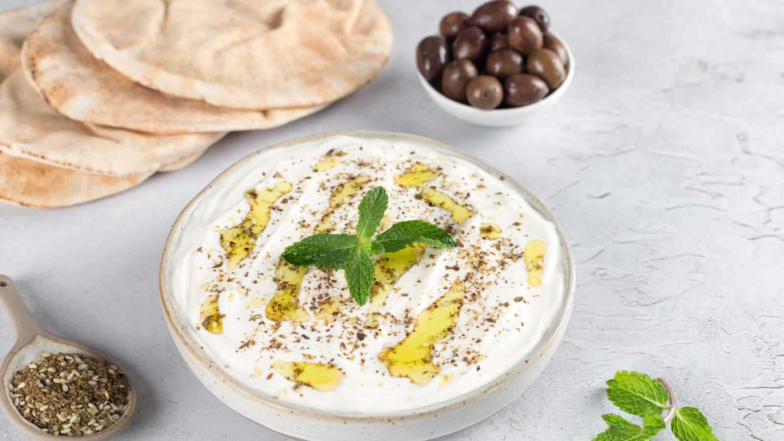 طريقة عمل اللبنة في المنزل بخطوات بسيطة ونكهة مضمونة