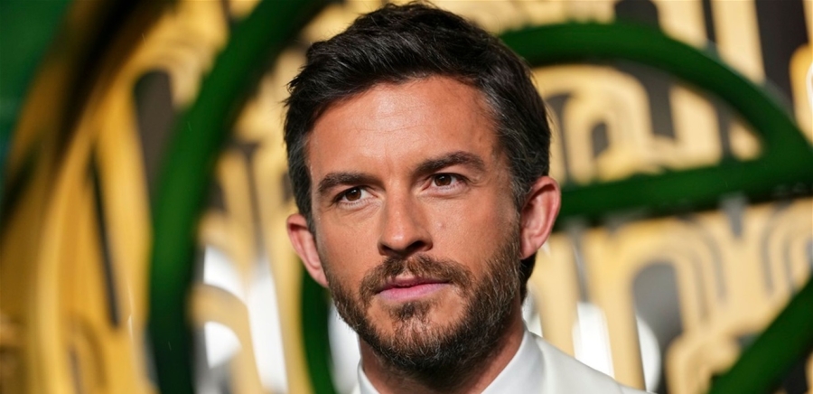 جوناثان بيلي يتوج بلقب "الرجل الأكثر جاذبية لعام 2025"