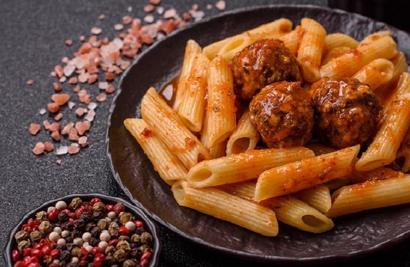 خبيرة تغذية تفسر سبب الشعور بالثقل بعد تناول اللحم مع البطاطس