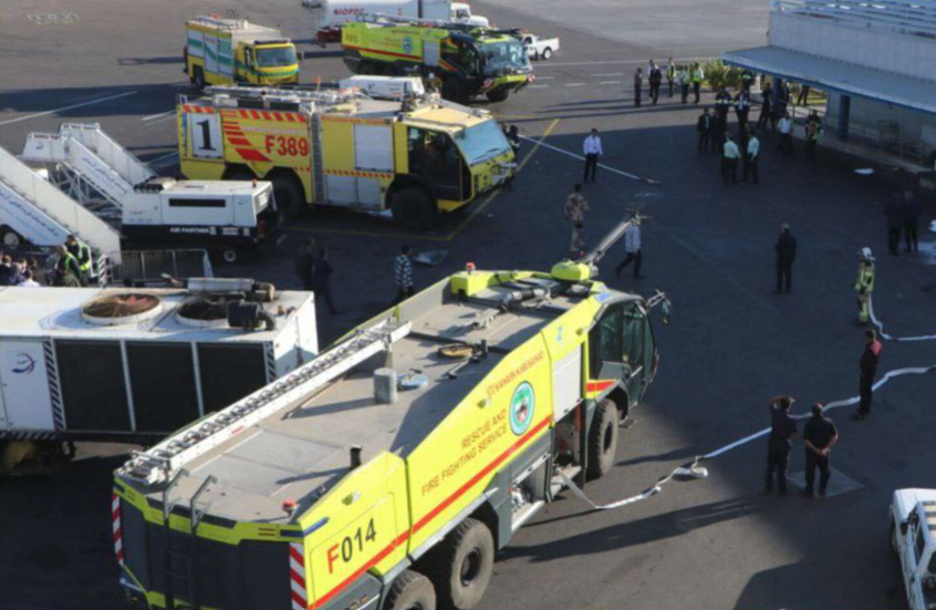 حادث في مطار تبريز.. طائرة تدريبية تنحرف وتتصادم بمبنى جانبي