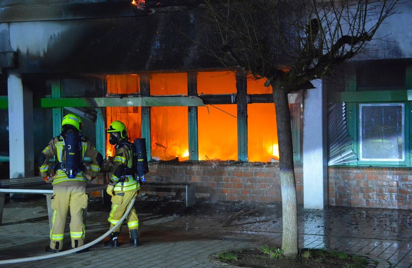 انفجارات وحريق ضخم في مدرسة ألمانية.. وتحذيرات للسكان