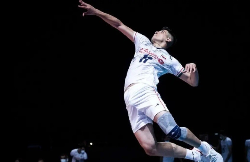 وفاة نجم الكرة الطائرة الإيراني صابر كاظمي عن عمر 26 عامًا بعد أزمة دماغية حادة