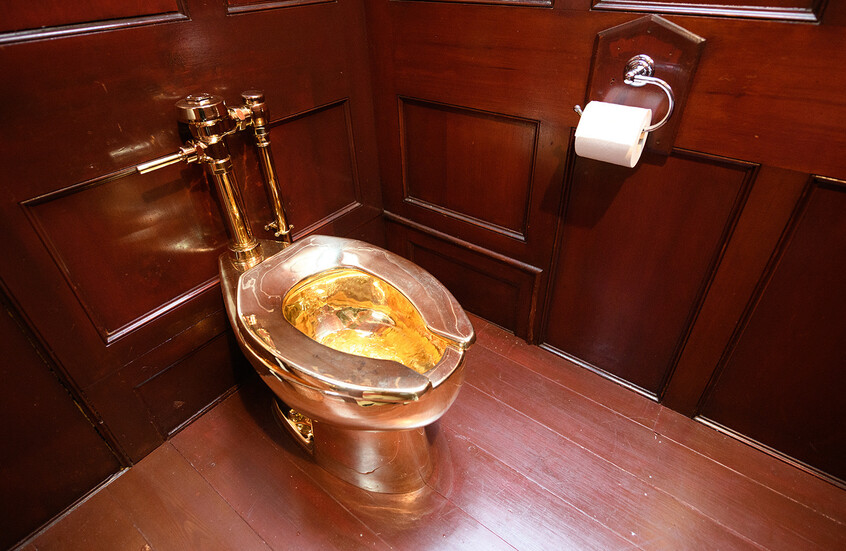 ملياردير يعرض مرحاضاً ذهبياً للبيع بمزاد في نيويورك بـ10 ملايين دولار