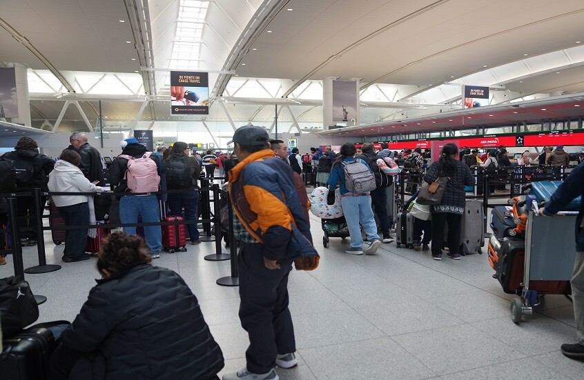 الإغلاق الحكومي يشل المطارات الأمريكية.. آلاف الرحلات بين الإلغاء والتأخير
