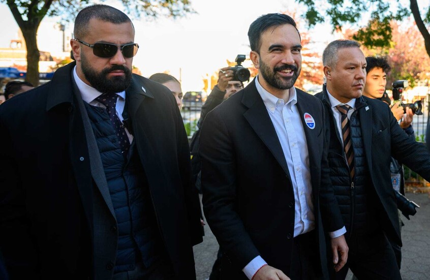 عمدة نيويورك يشيد بمصر خلال زيارة طريفة لمتجر مصري في المدينة