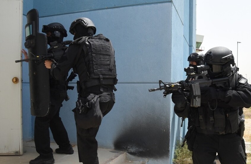 الداخلية الكويتية توقف شخصاً بحالة غير طبيعية أتلف 7 مركبات في السالمية