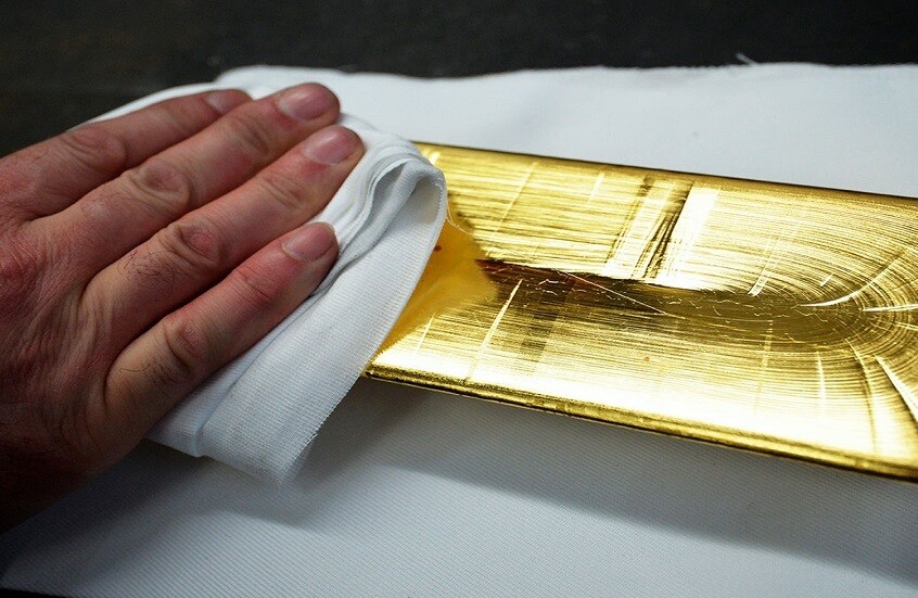 رجل فرنسي يعثر على سبائك ذهبية بقيمة 700 ألف يورو أثناء حفر مسبح في حديقة منزله