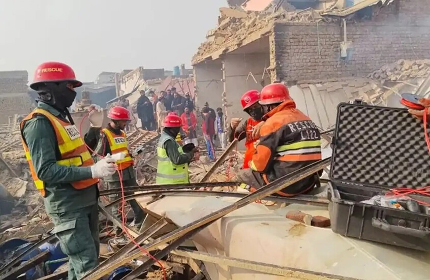 كارثة فجر الجمعة في باكستان.. انفجار مصنع كيميائي يودي بحياة 15 شخصاً ويشرّد عائلات