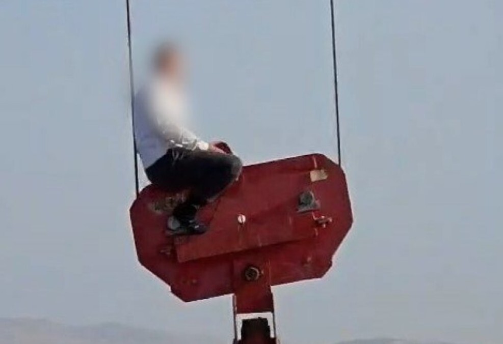 إنقاذ فتى من على رافعة شاهقة في القدس بعد عملية معقدة استمرت ساعات