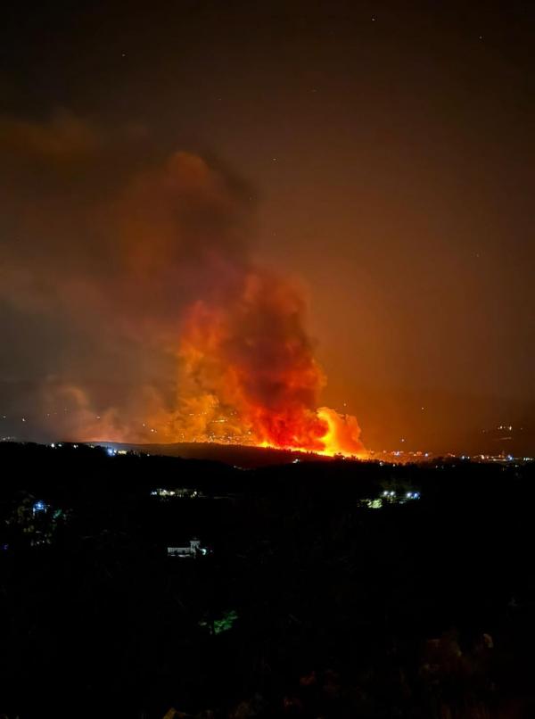 حرائق غابات هائلة تجتاح إقليم الخروب في لبنان وفرق الدفاع المدني تكافح النيران
