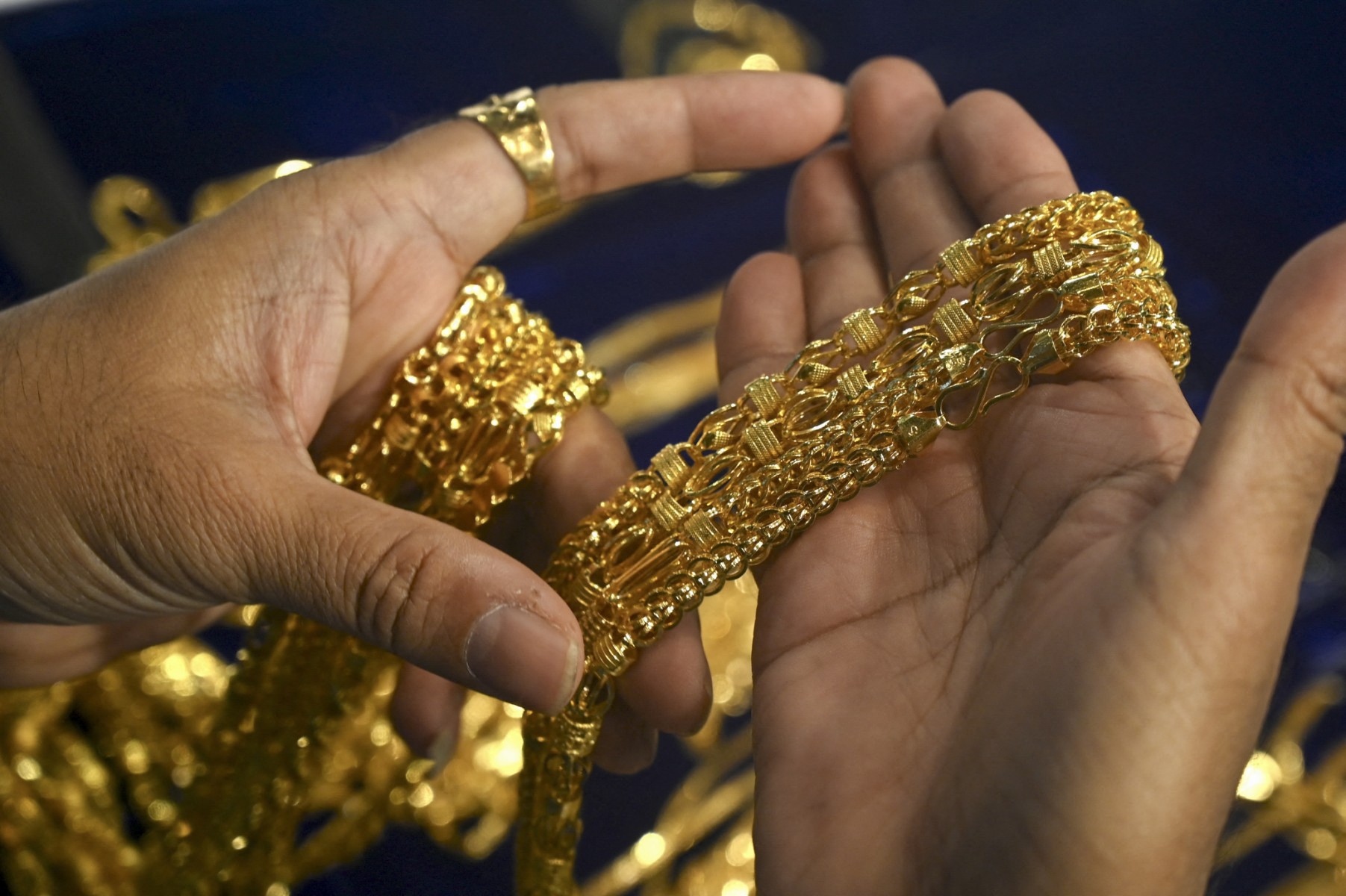 الذهب يتراجع مع ارتفاع الدولار وغياب خفض الفائدة الفيدرالية