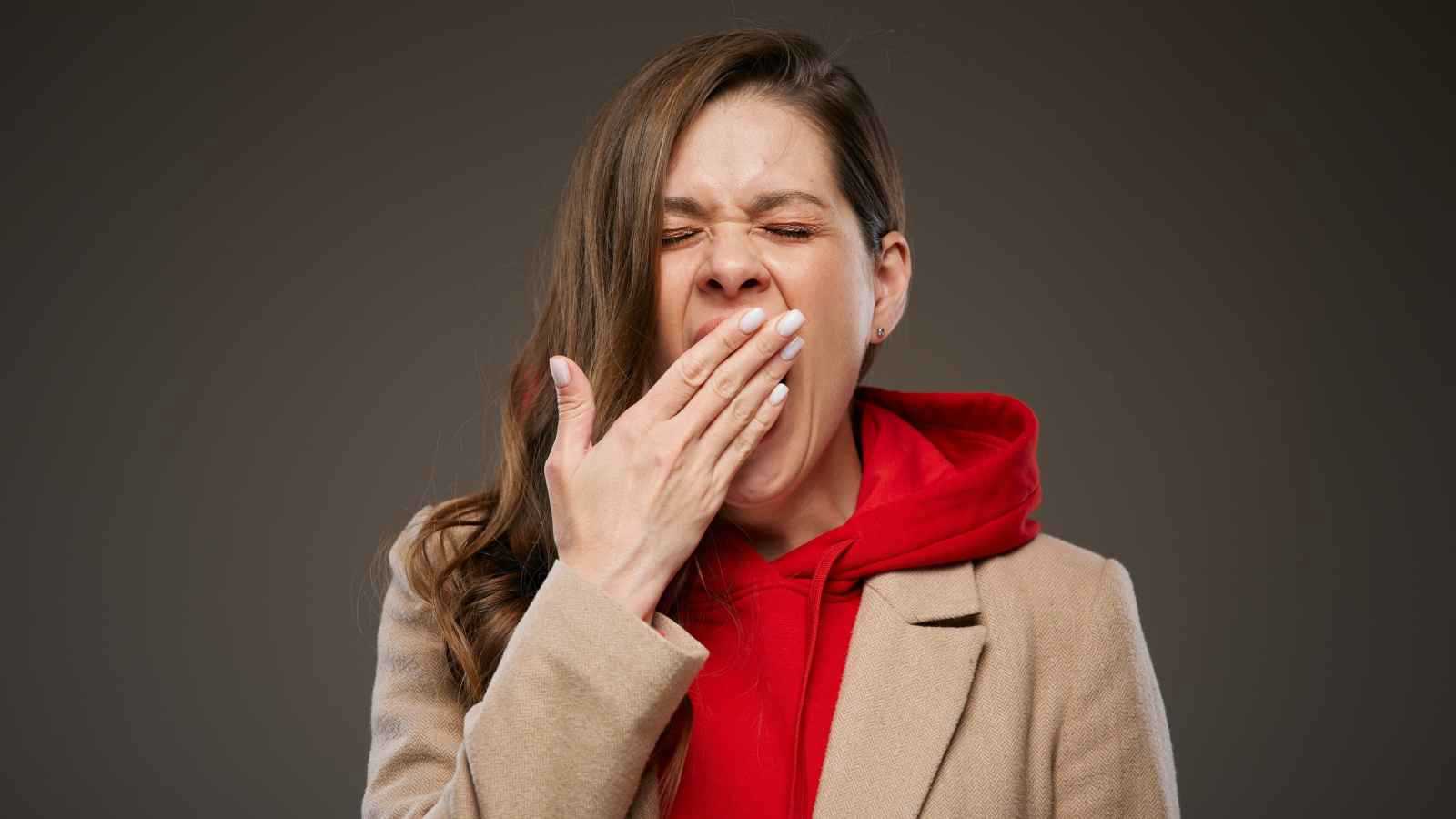 تثاؤب يتحوّل لكابوس.. امرأة بريطانية تكسر رقبتها في حادثة نادرة