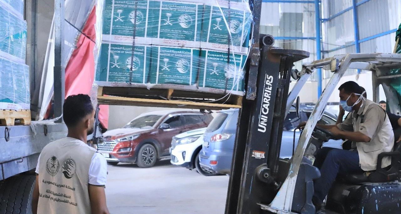 مركز الملك سلمان للإغاثة يواصل دعمه الإنساني ويسلّم دفعة جديدة من المساعدات الغذائية لغزة