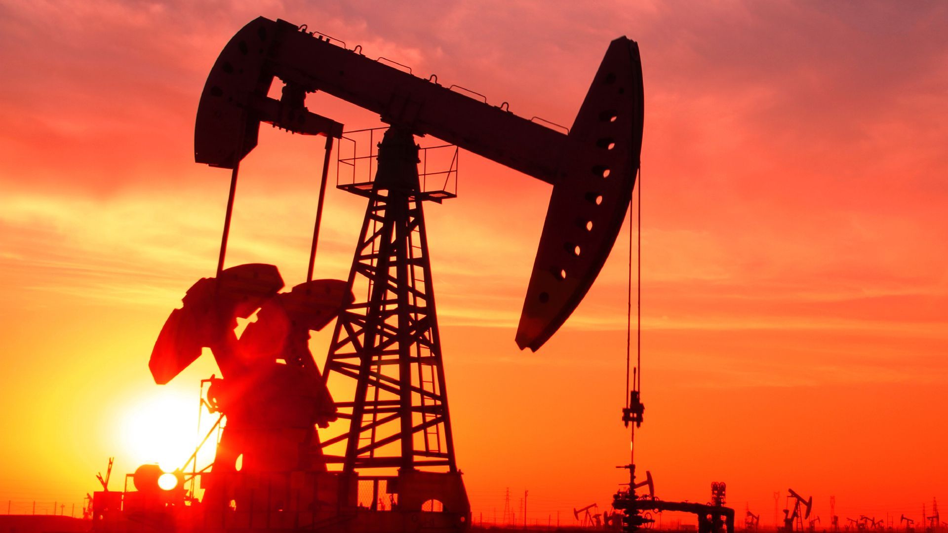 أسعار النفط تهبط لأدنى مستوياتها في شهر مع تراجع برنت وتكساس