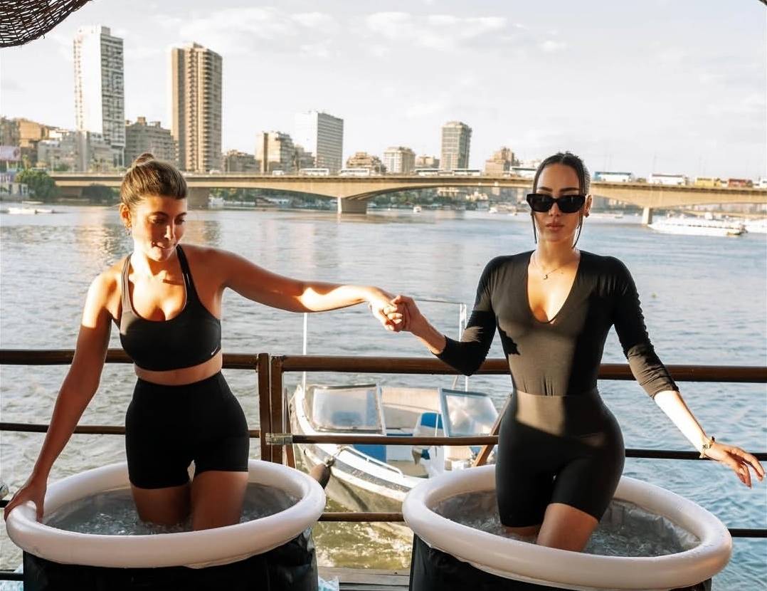 بسمة بوسيل تشعل مواقع التواصل بعد خوضها تجربة “الثلج الاستشفائي”