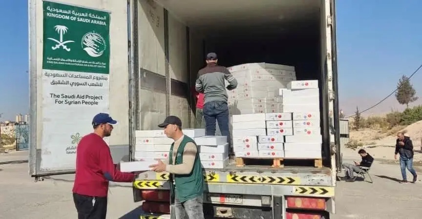 السعودية تواصل دعمها الإغاثي.. مركز الملك سلمان يوزّع 1,157 كرتون تمر في دمشق