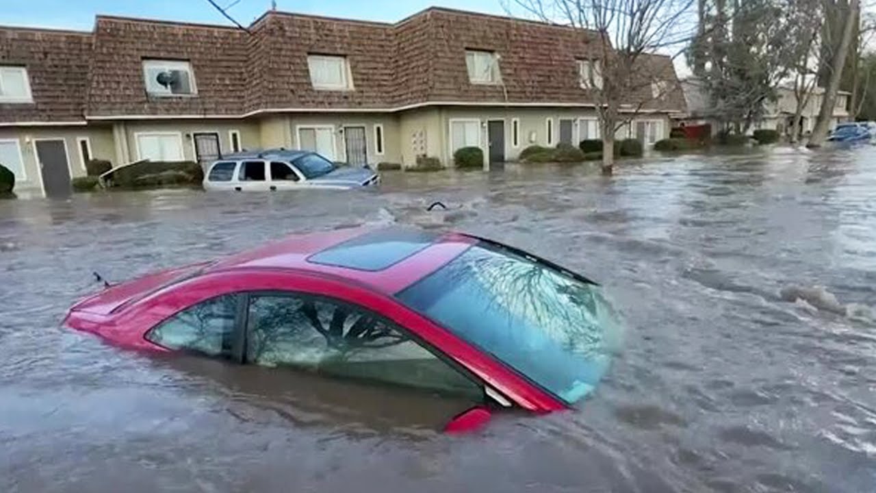 ارتفاع ضحايا الفيضانات في وسط فيتنام إلى 55 قتيلًا وتضرر مئات الآلاف