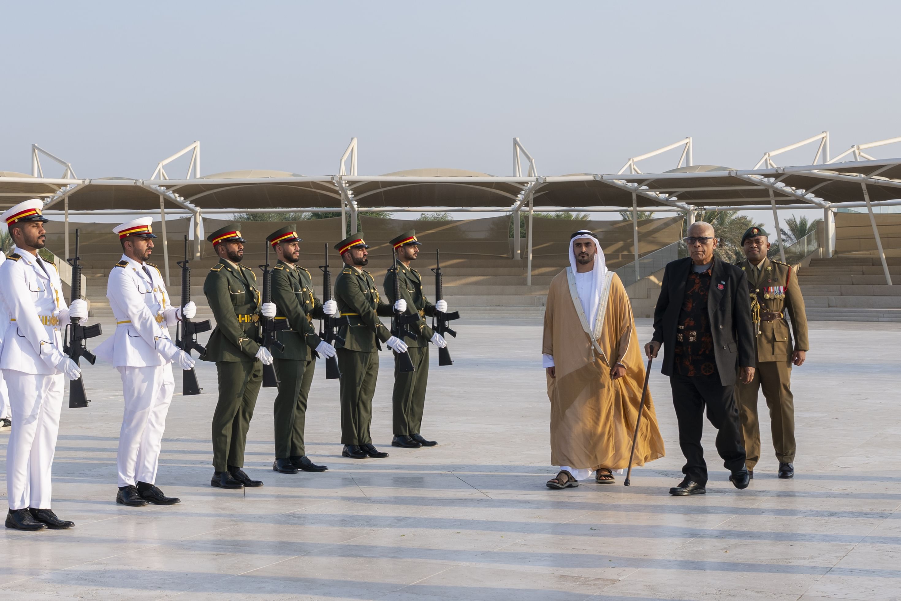 زايد بن محمد بن زايد يستقبل رئيس جمهورية فيجي في واحة الكرامة