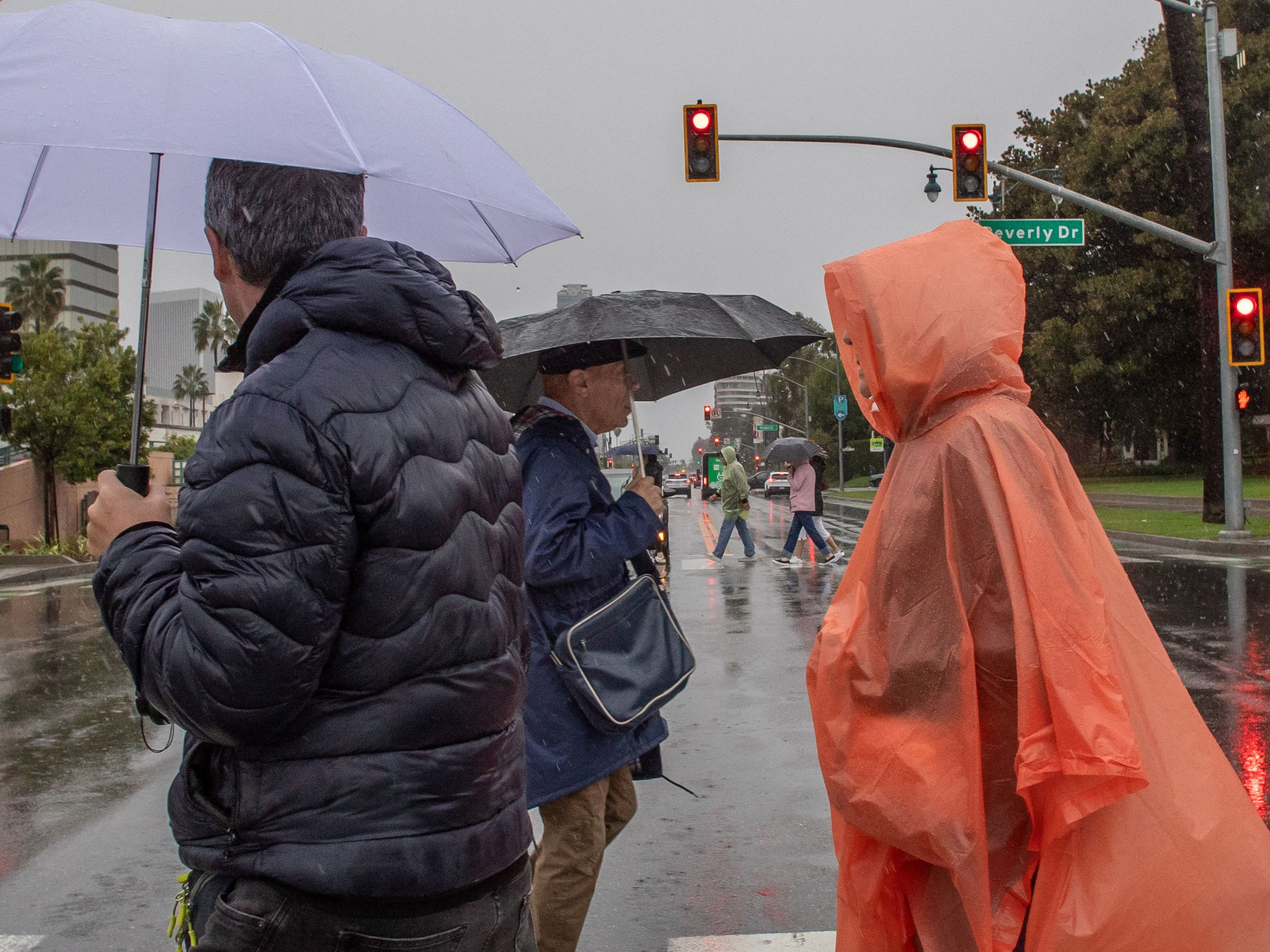 عاصفة قوية تفيض جنوب كاليفورنيا وتتسبب بأضرار في لوس أنجلوس